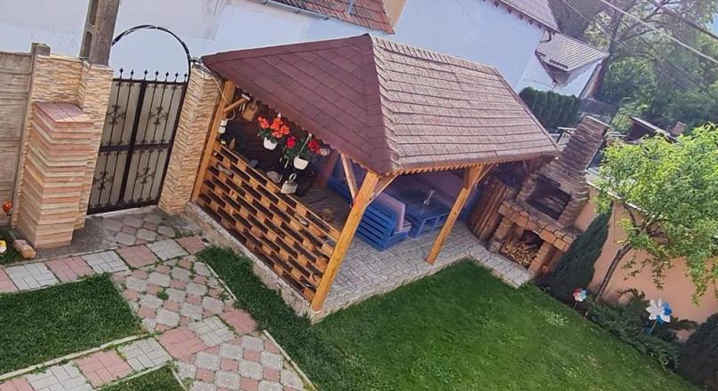 With terrace and gazebo, also suitable for two families, Codlea, Brasov