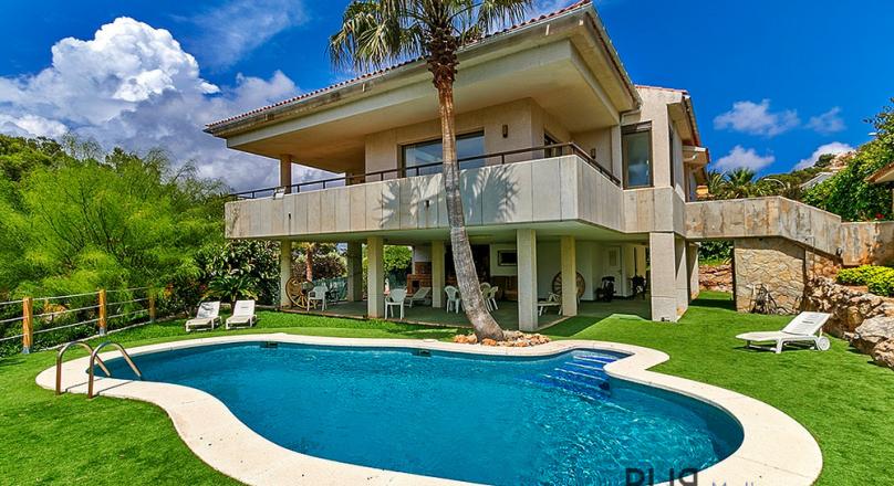 Sea views. Villa. Santa Ponsa. Move in.