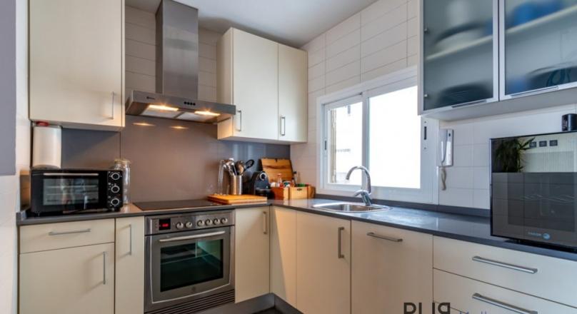 Santa Catalina. 3 floors. Renovated inside. Living in the middle of the hip district. With sea view.