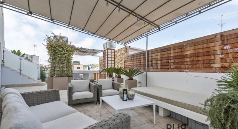 Above the roofs. Enjoy this city really. In a penthouse. In Santa Catalina.