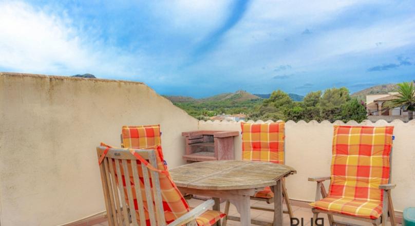 In the far northeast. Apartment with a large roof terrace. Font de Sa Cala.