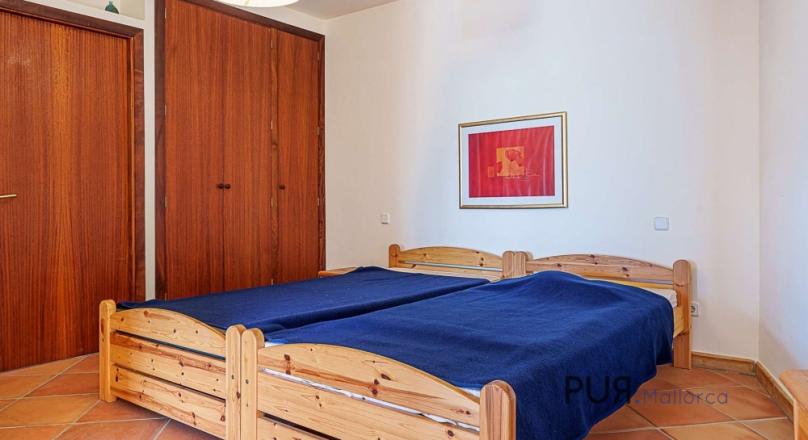 Hillside villa with pool and garage