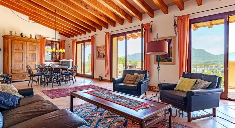 Hillside villa with pool and garage