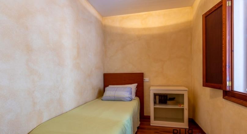 Santa Catalina. 3 floors. Renovated inside. Living in the middle of the hip district. With sea view.