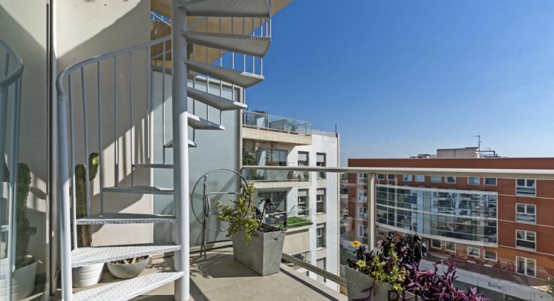Townhome. View over the city. Penthouse. Above Son Espanyolet. Small but nice.