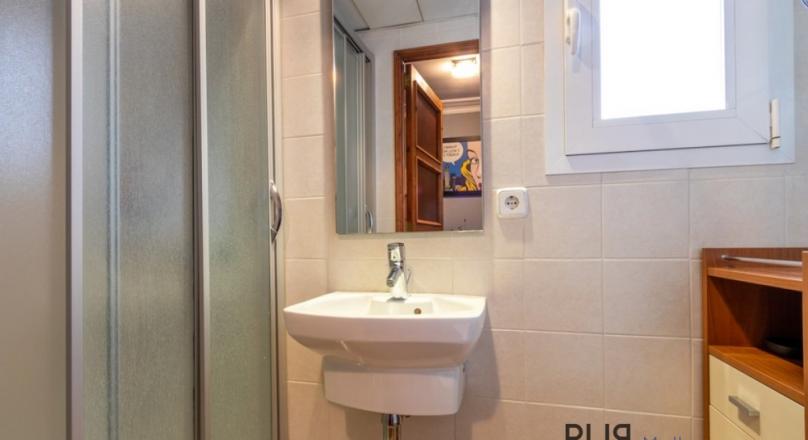 Santa Catalina. 3 floors. Renovated inside. Living in the middle of the hip district. With sea view.