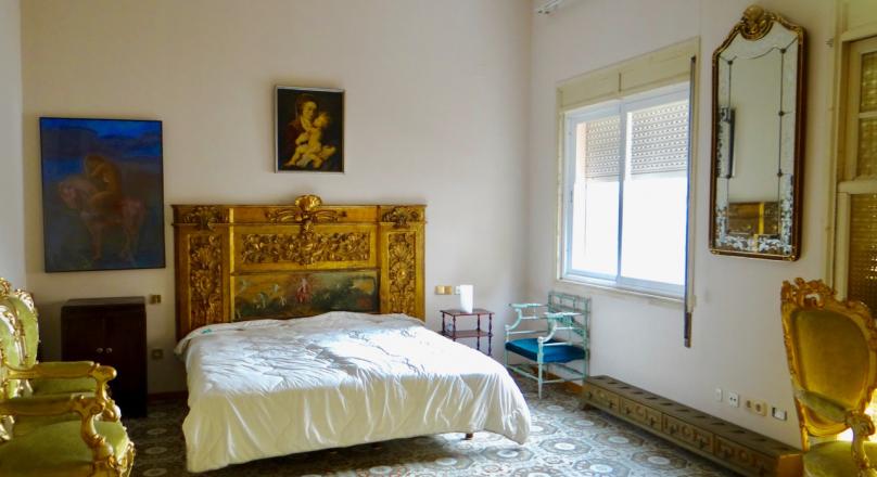 Autentic townhouse in need of reform with garage and terraces