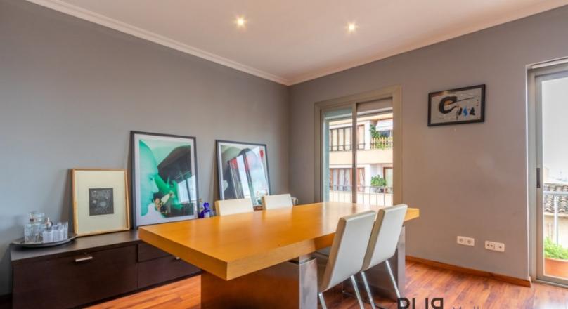 Santa Catalina. 3 floors. Renovated inside. Living in the middle of the hip district. With sea view.