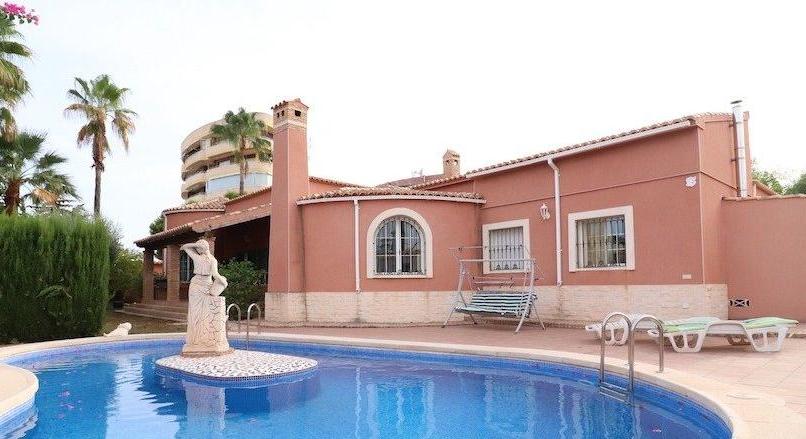 independent villa 400 m from the beach