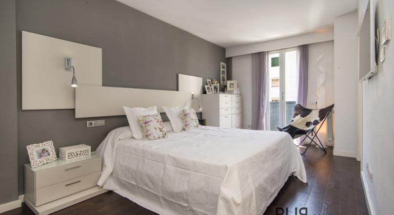 In the center of the Capitale. Spacious penthouse. Rooftop terrace with many options.