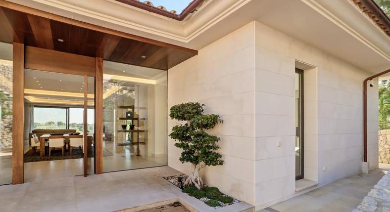 Villa. Close to the golf course. Brand new. Equipment high end.