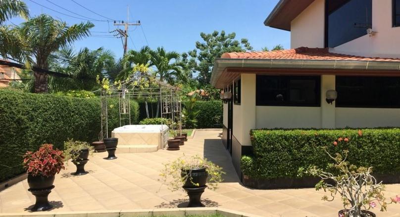 Luxury Villa with a beautiful garden East Pattaya, Bang Lamung, Chonburi