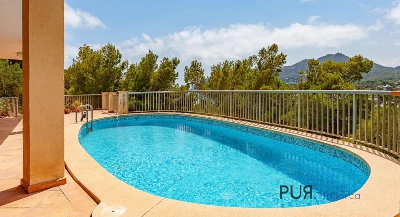 Hillside villa with pool and garage