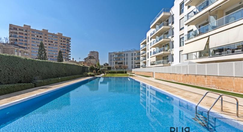 Townhome. View over the city. Penthouse. Above Son Espanyolet. Small but nice.