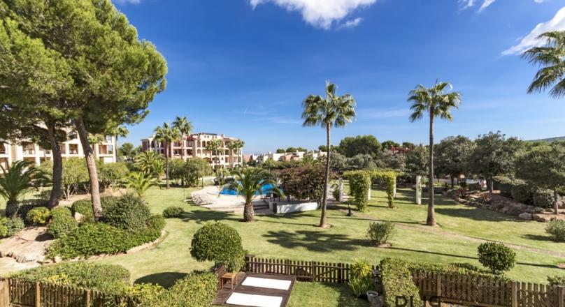 Big apartment. Very well maintained facility. And for dinner on foot to Port Adriano.