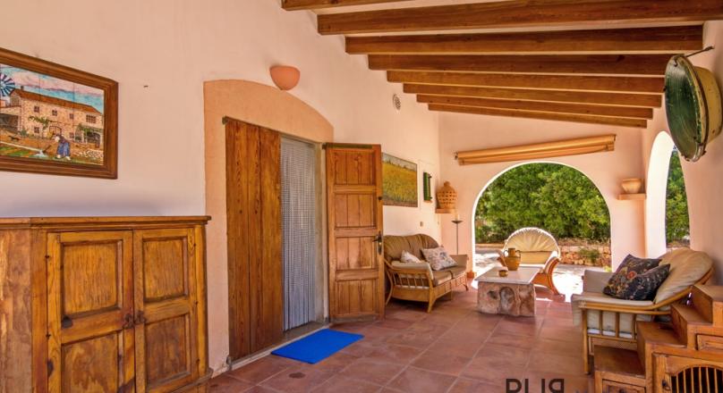 Bright villa with pool and private olive groves.