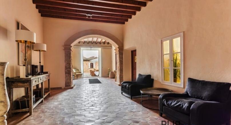 5-star country hotel, 21 rooms / suites, large SPA with indoor pool. 20 minutes to Palma! 