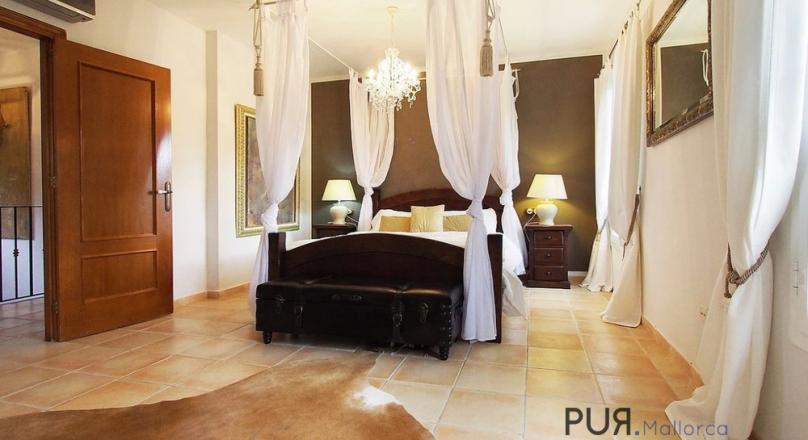 Finca with guest house. Holiday rental license. And really crazy.