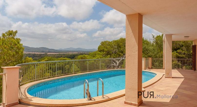 Hillside villa with pool and garage