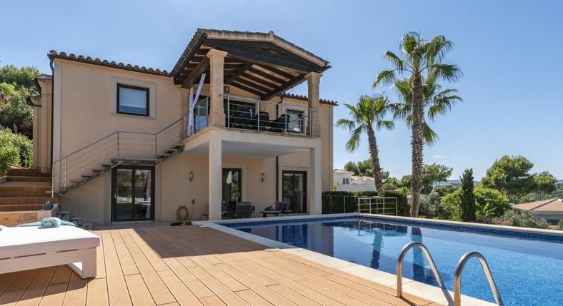Santa Ponsa. A villa with a lot of Mallorcan flair. Highest quality. And...