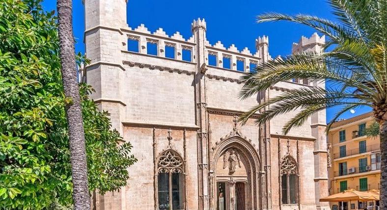 The old town in the old town. Very rare opportunity. Very good condition.
