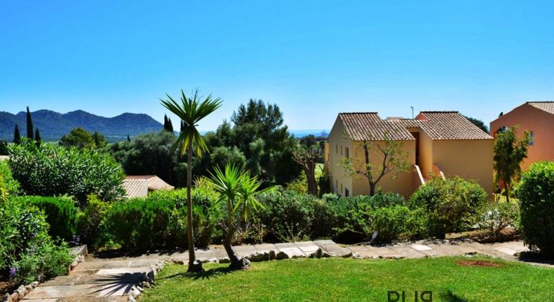 In the Northeast. Terrace house. With sea view. Well maintained. Golf course on the doorstep.