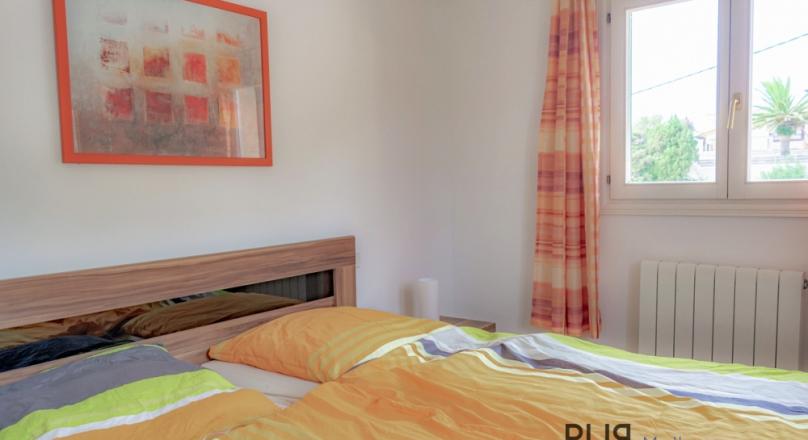 In the far northeast. Apartment with a large roof terrace. Font de Sa Cala.
