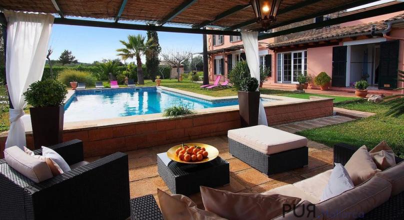 Finca with guest house. Holiday rental license. And really crazy.