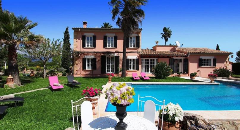 Finca with guest house. Holiday rental license. And really crazy.