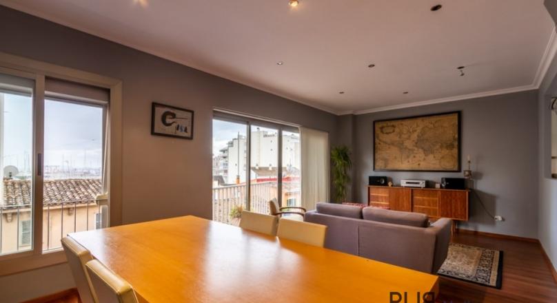 Santa Catalina. 3 floors. Renovated inside. Living in the middle of the hip district. With sea view.