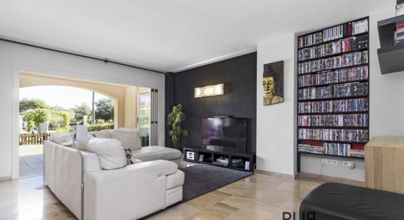 Big apartment. Very well maintained facility. And for dinner on foot to Port Adriano.
