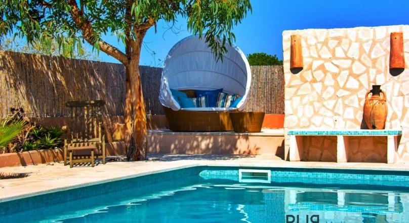 Villa. Near the beach. Lots of space. Well maintained. Separate guest studio.