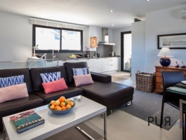 A duplex with 3 bedrooms. Rooftop pool. And good luck on the Tramuntana.