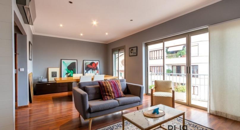 Santa Catalina. 3 floors. Renovated inside. Living in the middle of the hip district. With sea view.