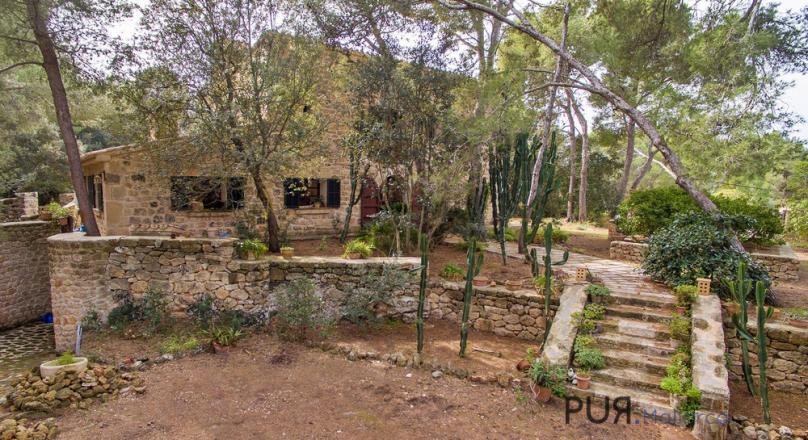 Alcudia. 500 meters from the beach. Villa. Out of stone. Bioclimatized.