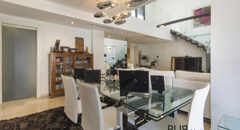 In the center of the Capitale. Spacious penthouse. Rooftop terrace with many options.