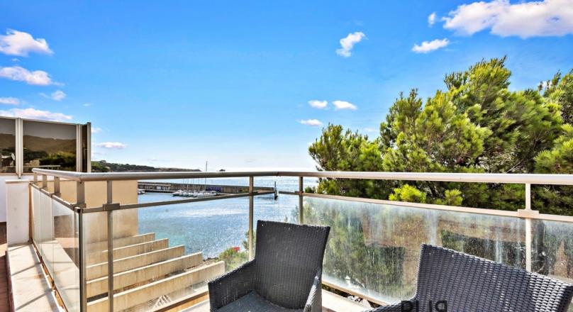 Cala Ratjada. Large penthouse. Right on the harbor. Sea view.
