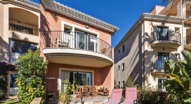 Apartment. Four bedrooms. Very well maintained facility. Top Renovated.