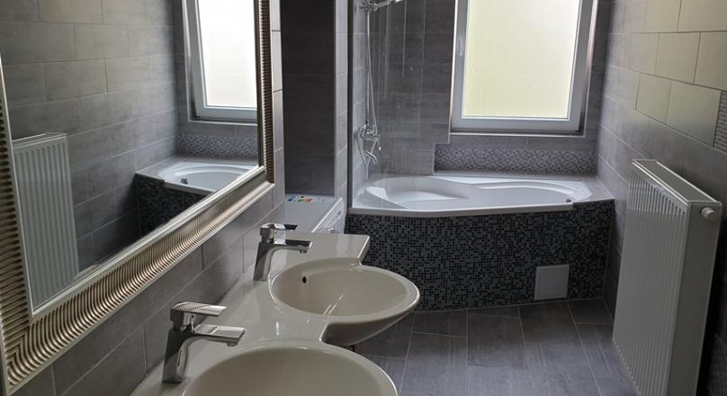 Newly renovated living room + 5 bedroom apartment with parking place