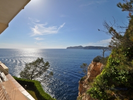 Santa Ponsa. 1st sea line. With a super look. Very well maintained large apartment.
