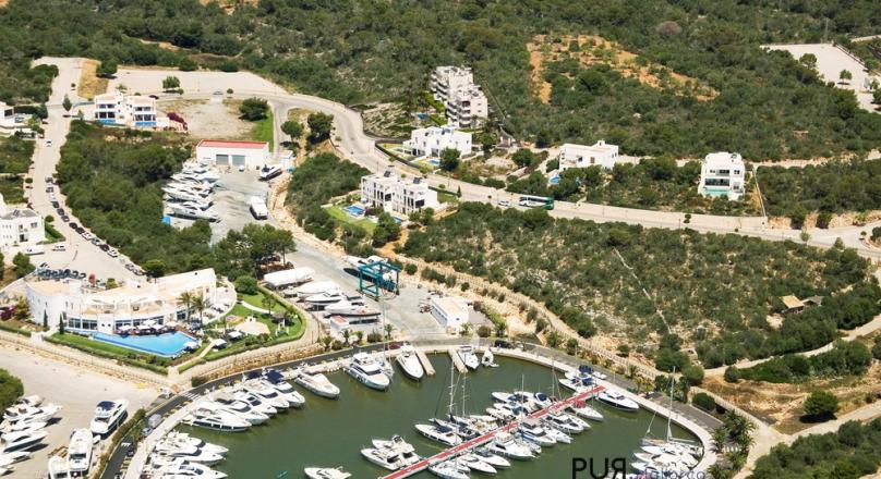 Cala d'Or. Ibiza in Majorca. All in white. And new apartments on the harbor. Moving in the summer.