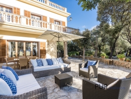 A mansion. In establishments. With endless options. No wonder. With an area of around 1,300 square meters.