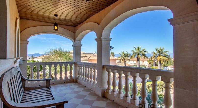 Las Palmeras. Near Llucmayor. Large villa with pool. Get out of your sleeping beauty.