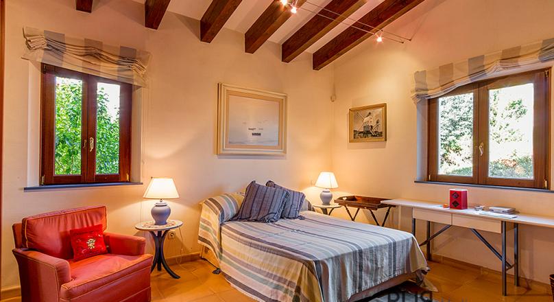 Villa. In the mansion style. With a lot of views over the valley and Tramuntana. In a calm neighborhood. And a bargain