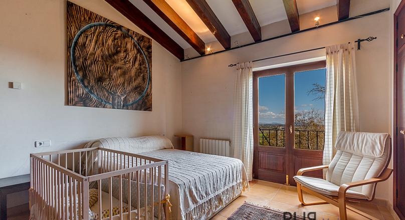 Villa. In the mansion style. With a lot of views over the valley and Tramuntana. In a calm neighborhood. And a bargain