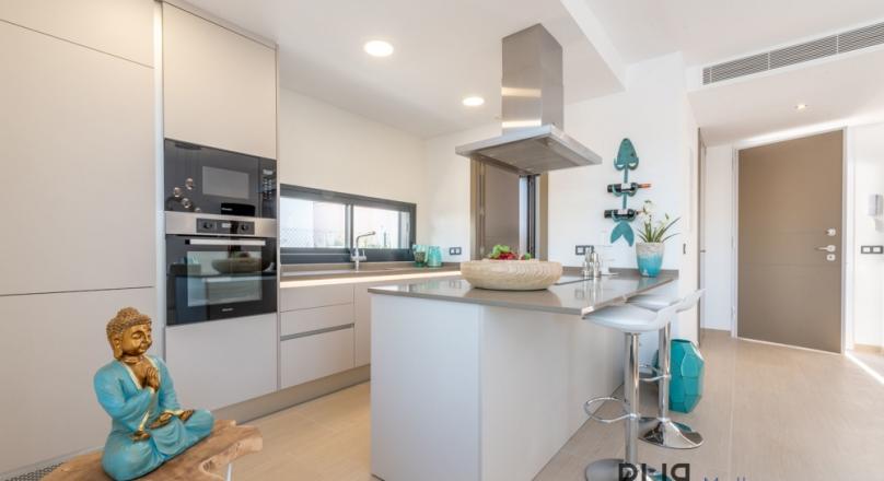 New villas. Very chic. Very high quality. And on foot at the port and on the beach.