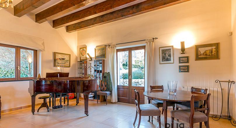 Villa. In the mansion style. With a lot of views over the valley and Tramuntana. In a calm neighborhood. And a bargain