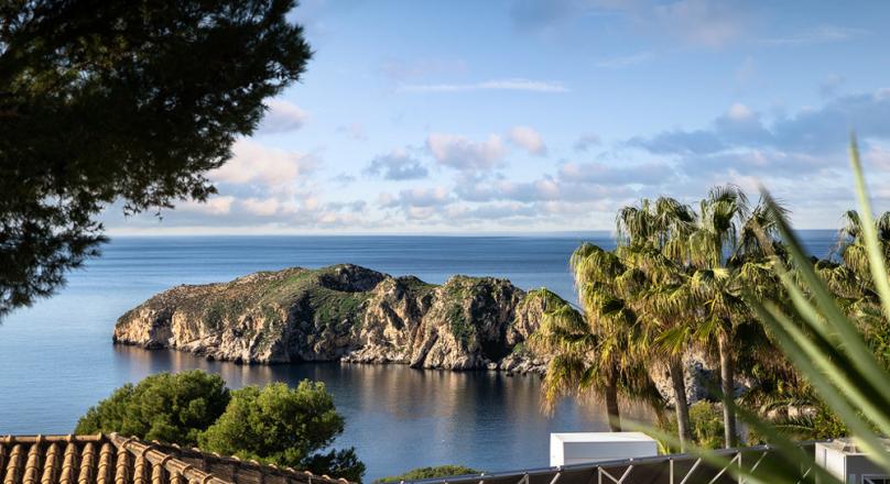 A very special apartment. In Santa Ponsa. Sea view. And a special kind of equipment