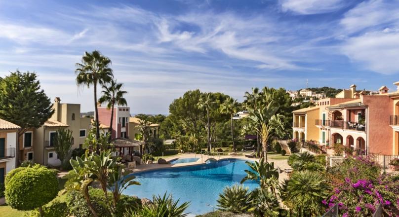 Small plant. Large penthouse - apartment. A lot of privacy. Southwest exposure. Sea views.