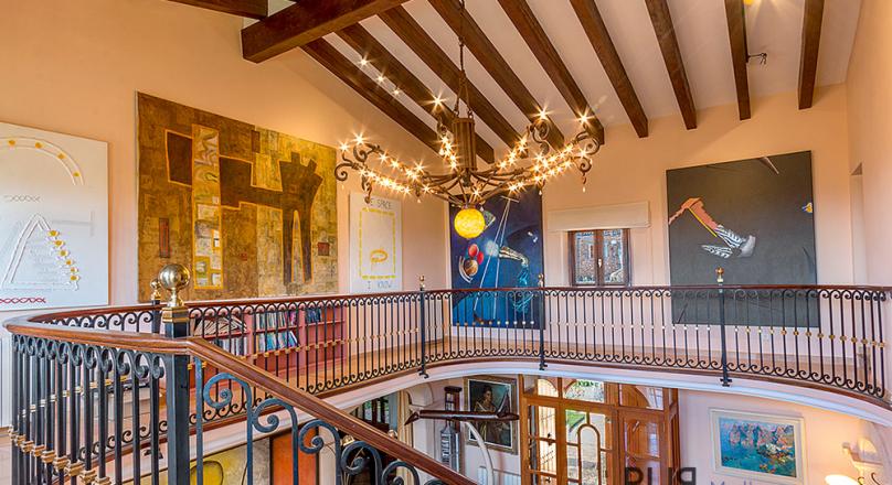 Really stately and sophisticated. With a lot of eyes. Finca only 20 minutes from Palma.